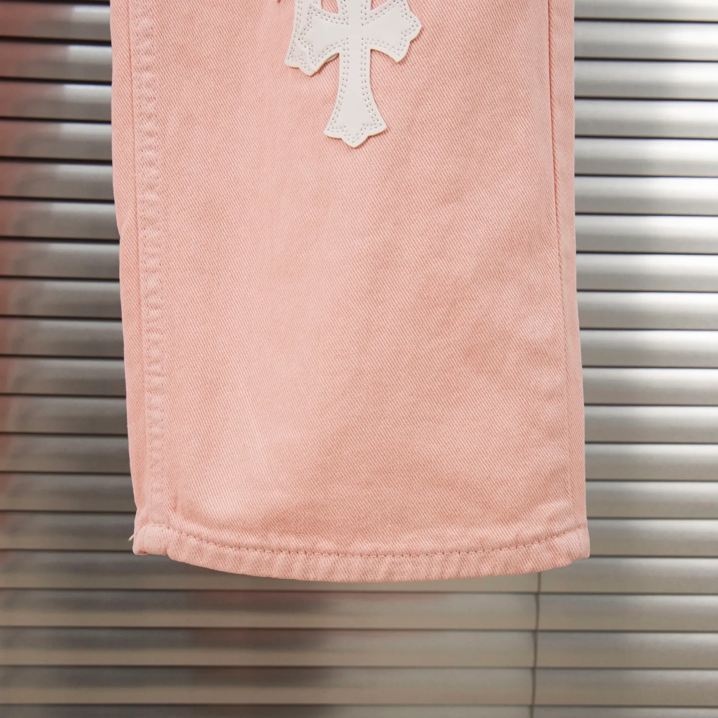 P270 Chrome hearts | CH Chrome hearts Limited edition cherry blossom pink leather jeans for girls. Charming dopamine personality jeans. Indispensable for fashionistas. The same model for celebrities. A model touted by many bloggers. This new pair of pants is perfect in terms of shape and upper body. It is no exaggeration to say that making a pair of jeans is equivalent to making 20 short-sleeved jeans. The fabric is made of high-quality imported denim. It has a unique high-end texture. I am very satisfied with it after washing and proofing several times. Style number: 1730# Color: Sakura pink Size: 28 30 32 34
